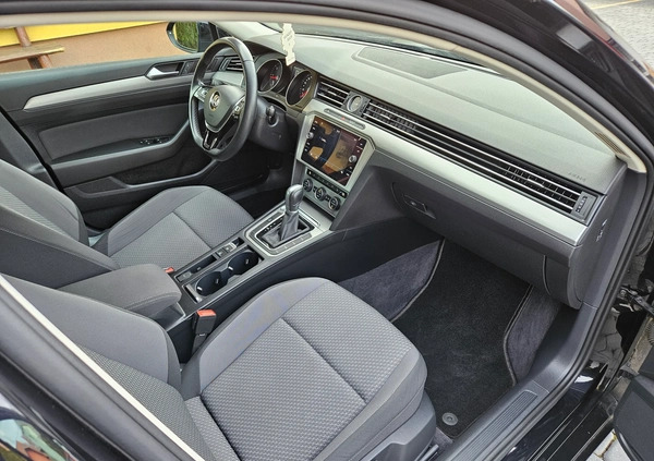 Volkswagen Passat cena 69900 przebieg: 171000, rok produkcji 2019 z Kartuzy małe 172